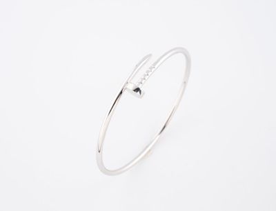 gros plan d'un bracelet en argent sur fond blanc
