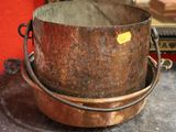 une grande casserole en métal posée sur une table