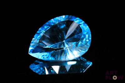 une image représentant un diamant bleu sur une surface noire