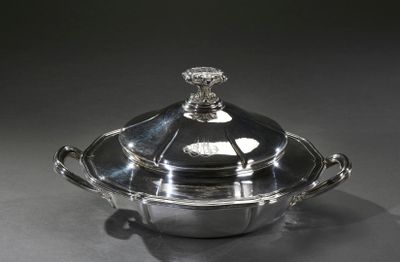 une cocotte ancienne en métal argenté avec un couvercle en verre