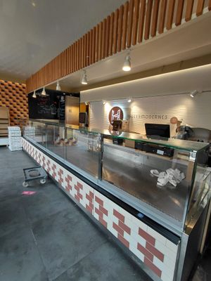une photo d'un restaurant avec un comptoir et une vitrine