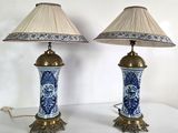 paire de lampes de table en porcelaine bleue et blanche avec des pieds en laiton