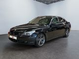 La voiture noire est garée dans la grande salle de l'immeuble.
