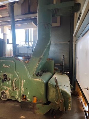 une machine verte qui se trouve dans une pièce