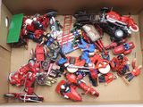 une boîte remplie de petites voitures et de motos