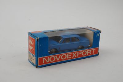 une petite voiture bleue dans une boîte bleue posée sur une surface blanche
