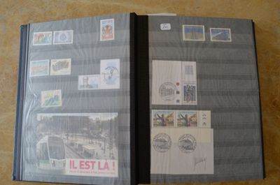 la photo d'un livre avec des timbres