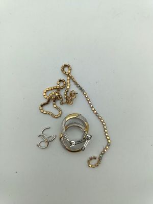 1 paire de boucles d'oreilles en métal doré constituées d'un…