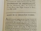 un livre ouvert sur lequel figure l'image en noir et blanc du visage d'un homme