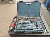 une boîte à outils contenant des outils, posée à l'arrière d'un camion