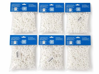 quatre sachets de perles en plastique blanches sur fond blanc