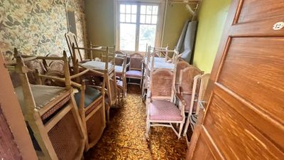 une pièce où se trouvent plusieurs chaises