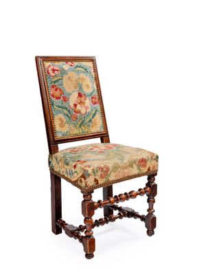 une image d'une chaise dont l'assise est recouverte d'un rembourrage floral