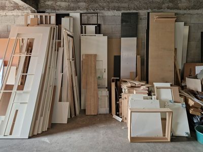 une pièce remplie de différents types de portes et de fenêtres