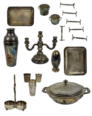 beaucoup d'objets en argent qui se trouvent sur la table
