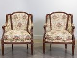 paire de fauteuils de style Louis XVI français, avec assises rembourrées à motifs floraux
