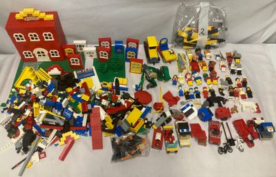 un tas de legos posés sur une table