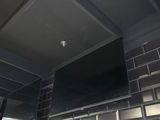 un téléviseur accroché au mur dans une pièce