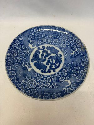 une assiette bleue et blanche ornée d'un motif