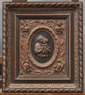 BAS-RELIEF en chêne sculpté et patiné à deux tons représentant une Vie