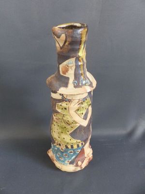 un petit vase orné d'un motif, posé sur une table