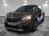 la voiture grise est garée dans une grande pièce au sol en damier