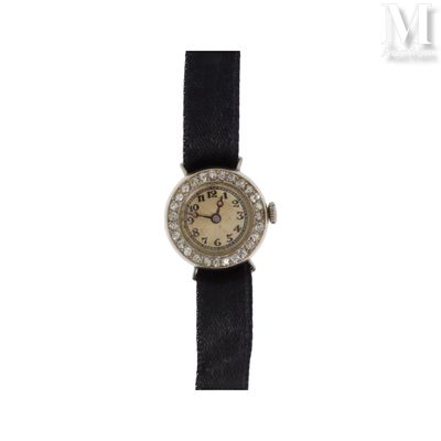 une montre posée sur un bracelet noir