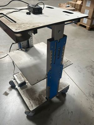 une image représentant une table sur laquelle se trouve une machine