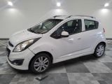 une photo d'une Chevrolet Spark blanche dans un showroom