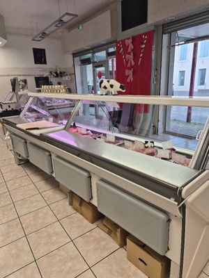 un présentoir de viande dans une vitrine en verre dans un restaurant