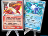 deux cartes Pokémon exposées sur une table