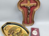 une image représentant un crucifix en bois orné d'une plaque dorée et d'un coffret rouge