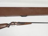 un vieux fusil avec un étui en bois et une crosse en bois