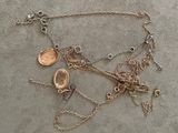 un collier orné de plusieurs breloques différentes