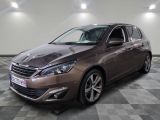 La voiture marron est garée sur un sol en carrelage à damier.