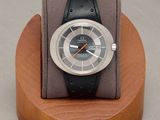 une montre posée sur un support en bois sur une table