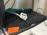 un téléviseur posé sur une étagère, avec de nombreux câbles qui y sont branchés