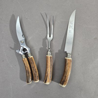 Deux couteaux et un porte-couteaux sont posés sur une table.