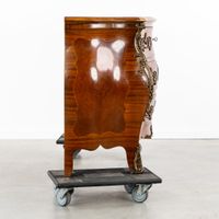 Une commode « tombeau », en placage de palissandre, marquete… (photo 5)