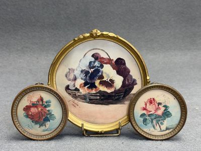 trois images miniatures représentant des oiseaux et des fleurs dans un panier posé sur une table