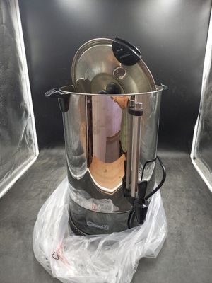 une cafetière posée sur un sac en plastique dans un coin de la pièce
