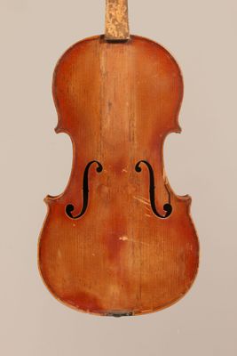 gros plan d'un violon sur fond blanc