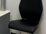 une image représentant une chaise dans une pièce avec un miroir