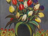 tableau représentant un vase de tulipes posé sur une table dans un champ