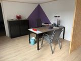 une pièce avec un bureau et une chaise