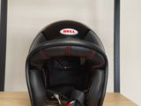 un casque posé sur une étagère