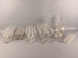 beaucoup de verres à vin et une carafe sur la table