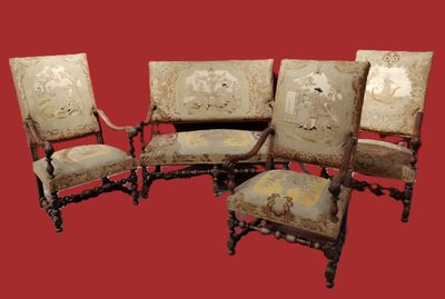 quatre chaises alignées sur un fond rouge