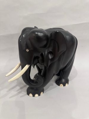 statue d'un éléphant avec des défenses sur fond blanc