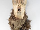 une image représentant un masque avec une barbe sur fond blanc